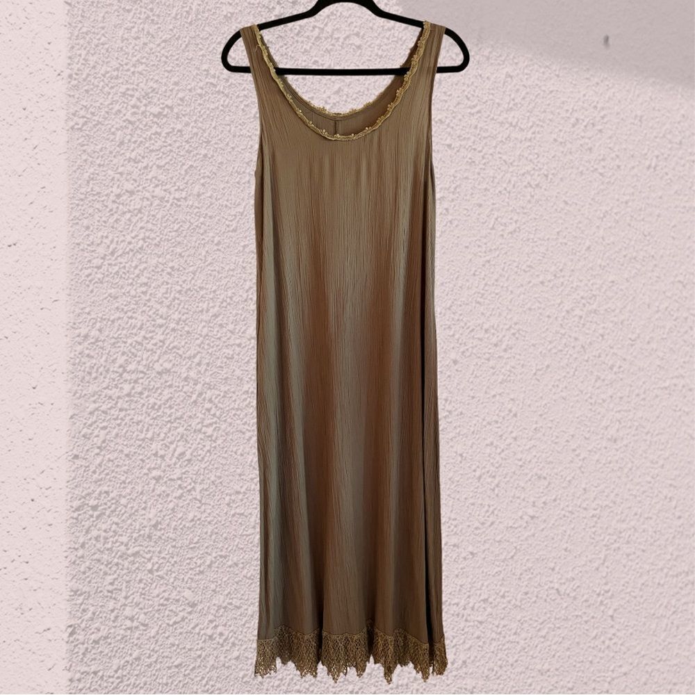 Vintage 70s/80s crinkle fabric sage green midi dress lace hem